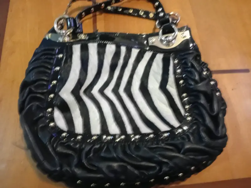 Bolso de mano con diseño de cebra y detalles metálicos - 4