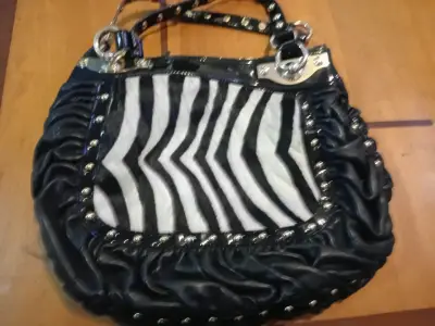 Bolso de mano con diseño de cebra y detalles metálicos - miniatura 4