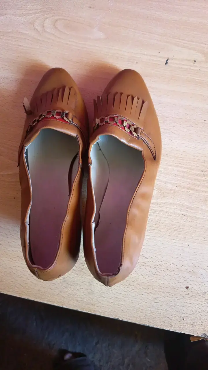Zapatos de cuero con tacón bajo y detalle de - 3