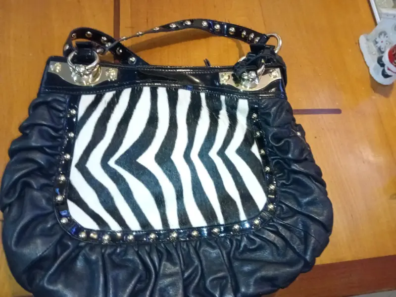 Bolso de mano con diseño de cebra y detalles metálicos - 5