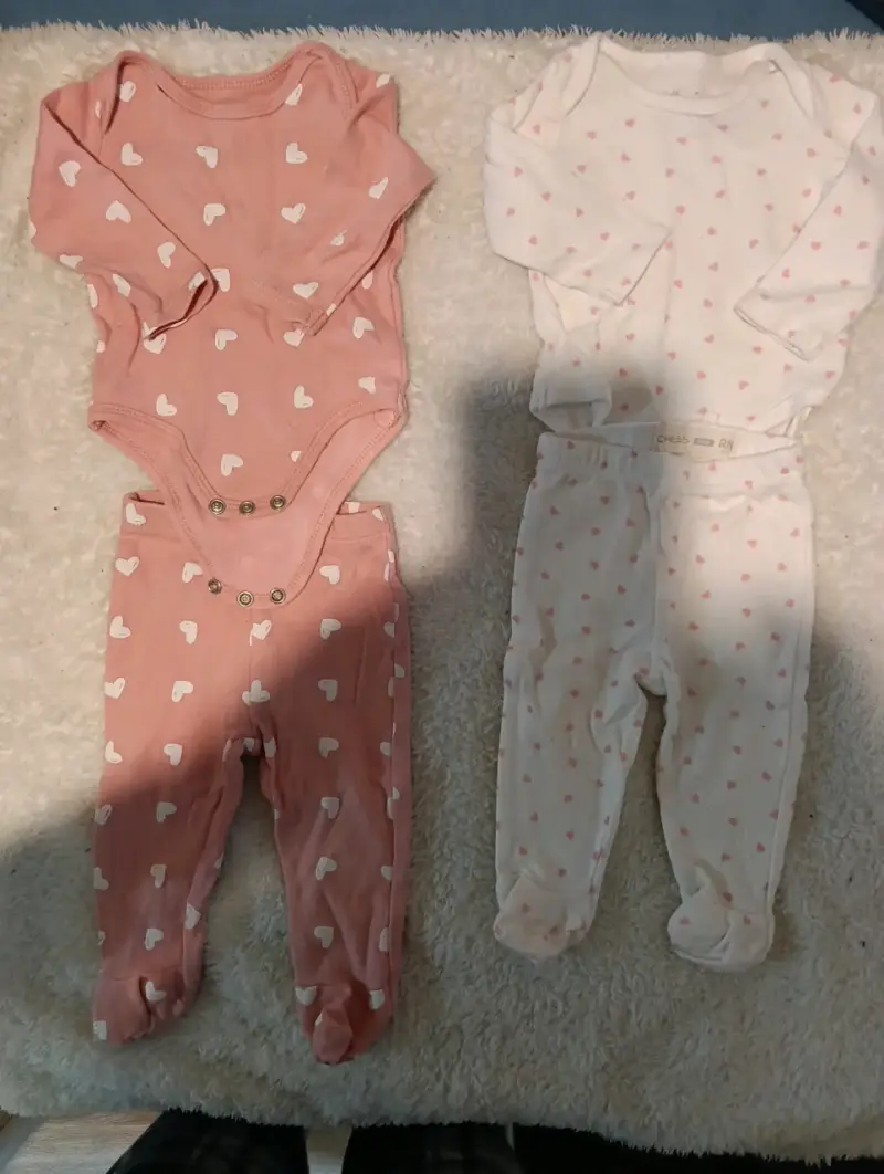 Conjunto de ropa para bebé con estampado de corazones