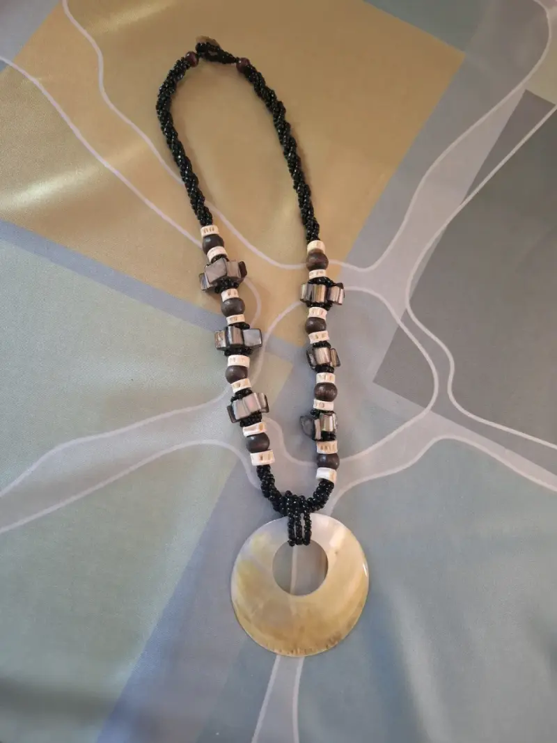 Collar artesanal con dije de piedra natural - 1