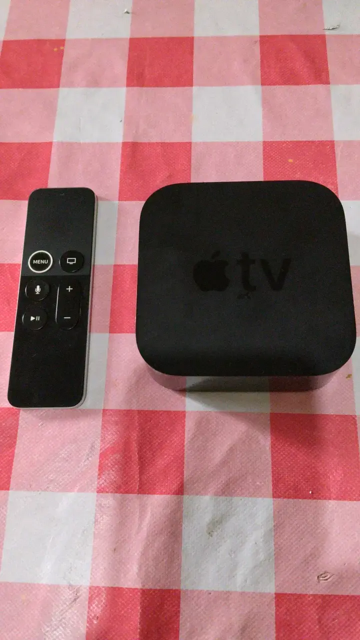 Apple TV con control remoto en buen estado - 1