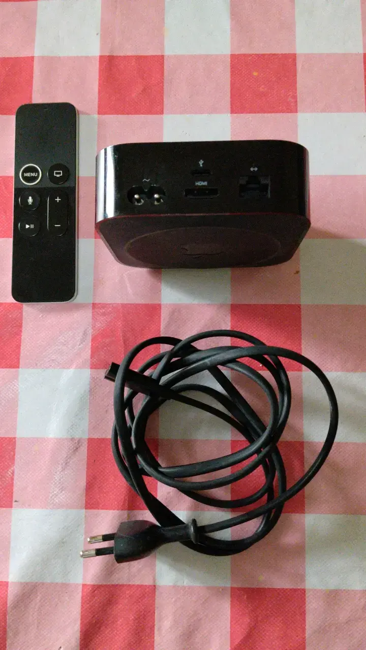 Apple TV con control remoto en buen estado - 2