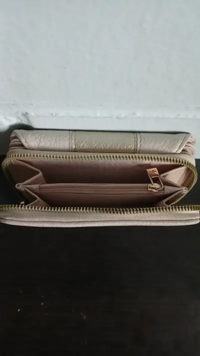 Billetera de cuero sintético beige y rosa - miniatura 1