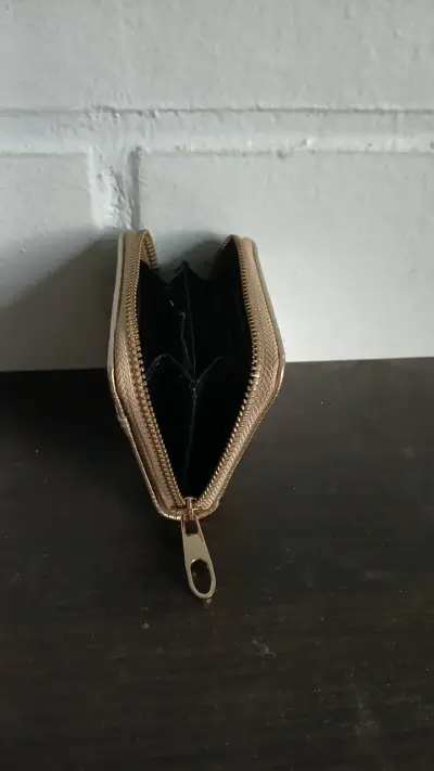 Monedero dorado Ghost con cierre - miniatura 3