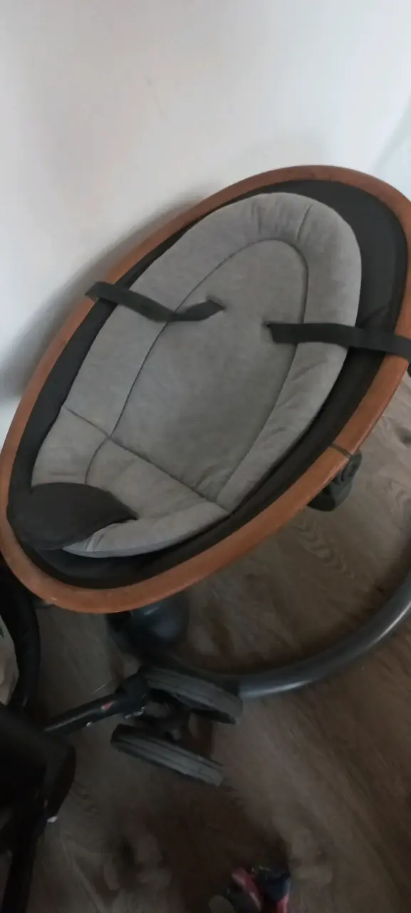 Silla mecedora para bebé de madera y tela gris
