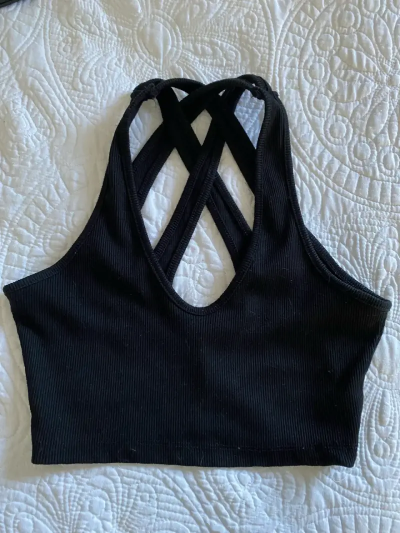 Top corto negro con tirantes cruzados