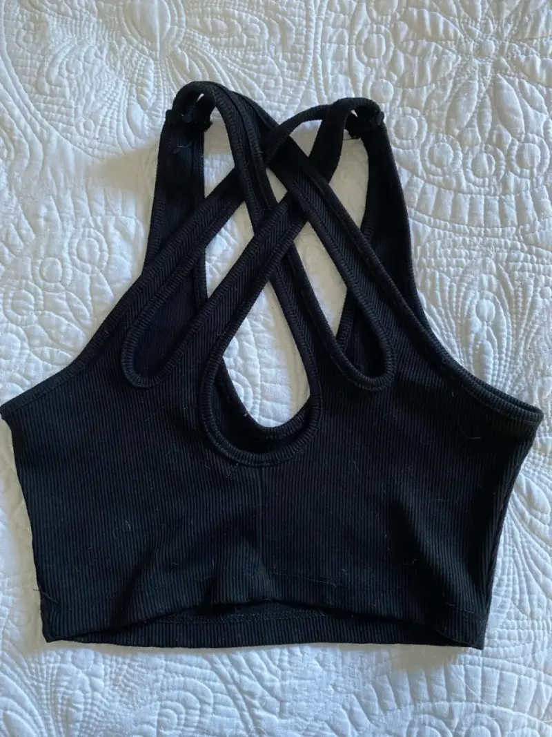 Top corto negro con tirantes cruzados - 2
