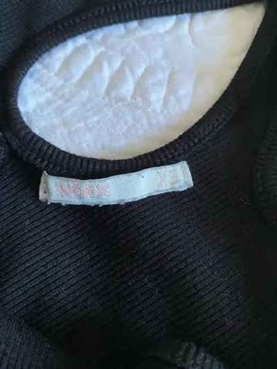Top corto negro con tirantes cruzados - miniatura 3