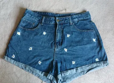 Shorts de mezclilla con bordado floral - miniatura 1