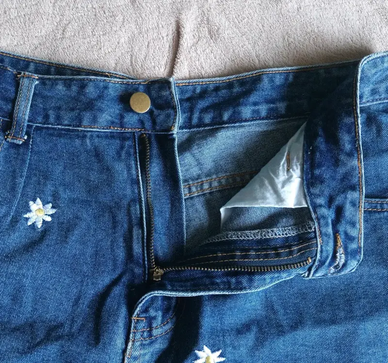Shorts de mezclilla con bordado floral - 4