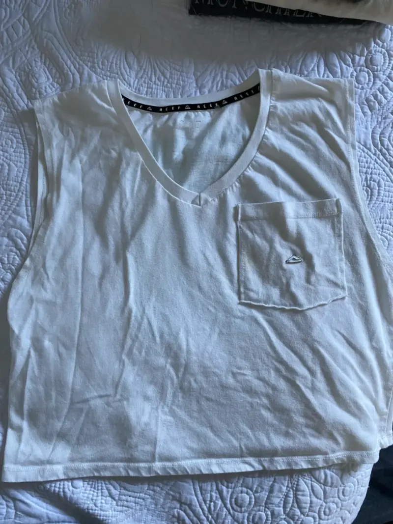 Polera sin mangas blanca Reef con diseño