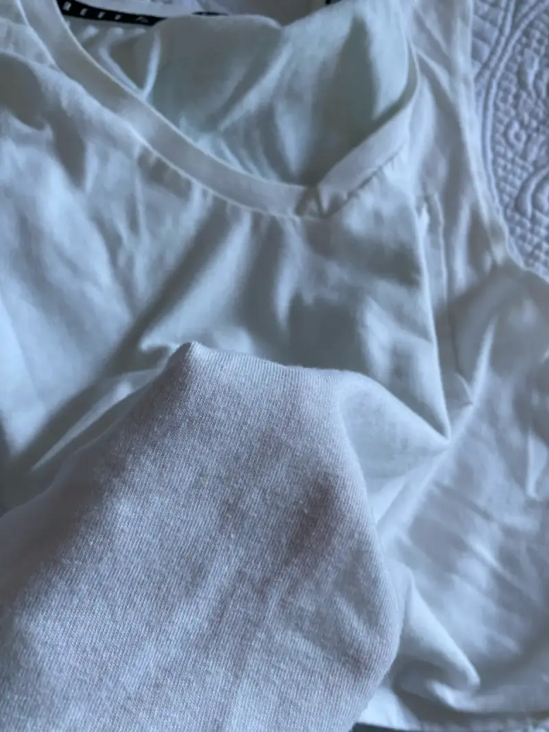 Polera sin mangas blanca Reef con diseño - 4