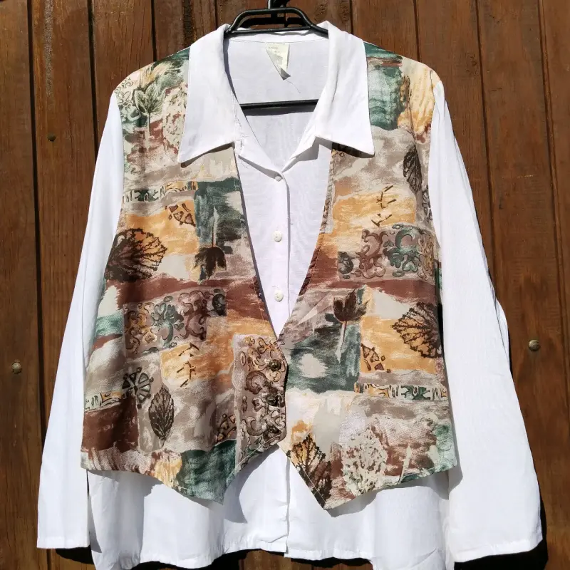 Blusa blanca con chaleco estampado vintage - 1