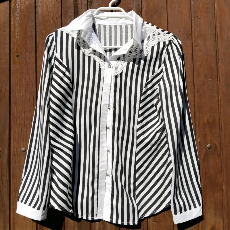 Blusa blanca con chaleco estampado vintage - 4