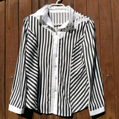 Blusa blanca con chaleco estampado vintage - miniatura 4