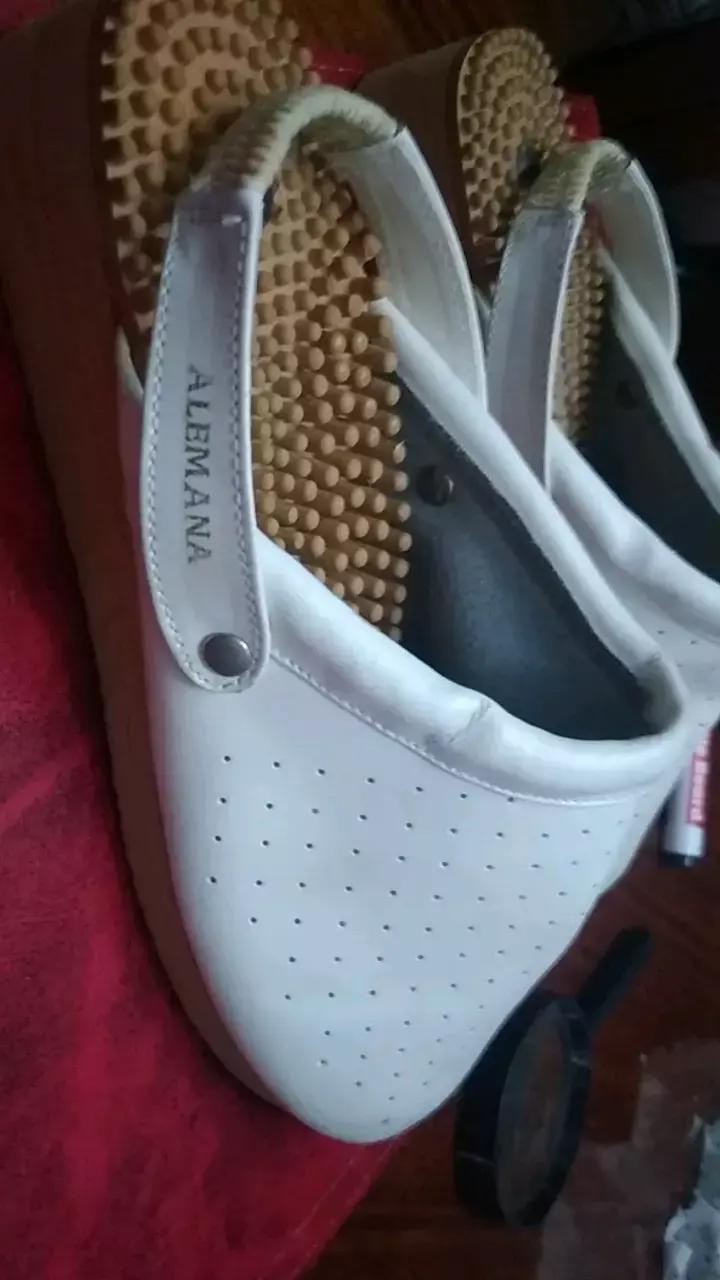 Sandalias masajeadoras blancas con suela de madera