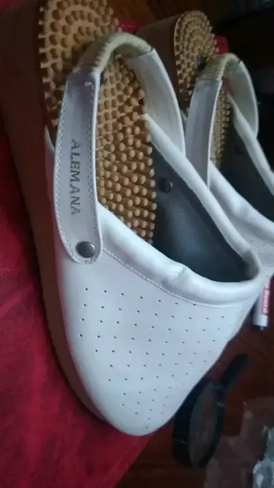 Sandalias masajeadoras blancas con suela de madera - miniatura 1