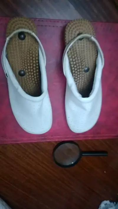 Sandalias masajeadoras blancas con suela de madera - miniatura 2