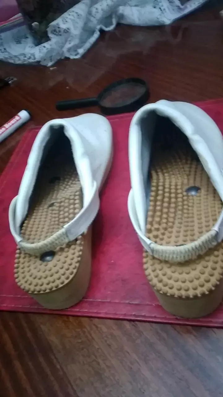Sandalias masajeadoras blancas con suela de madera - 3
