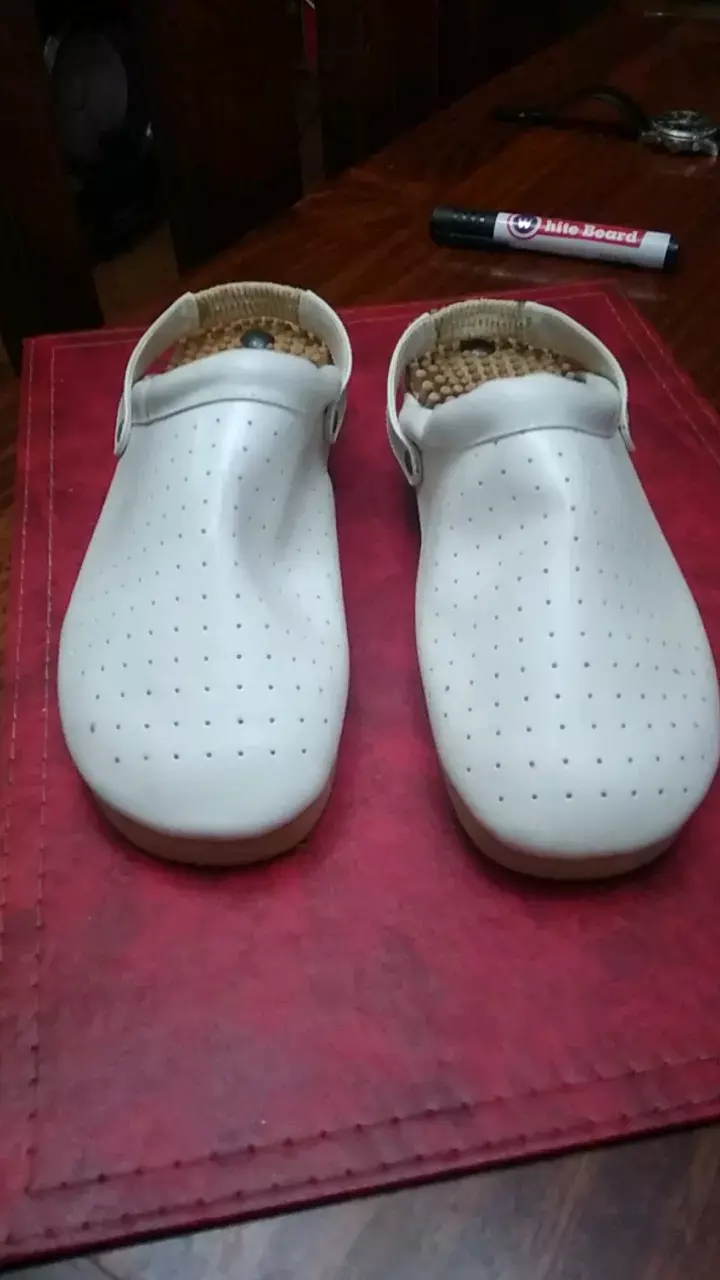 Sandalias masajeadoras blancas con suela de madera - 4