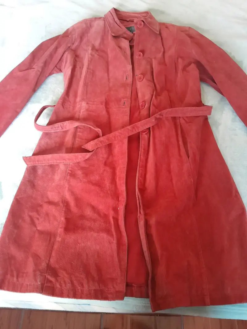 Chaqueta de gamuza rojo con cinturón AZIZ M