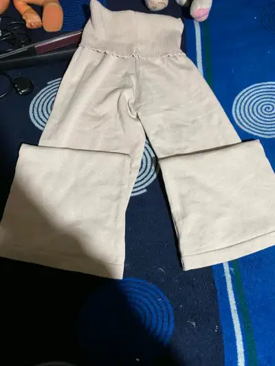 Conjunto de pantalón y polerón beige para mujer - miniatura 1