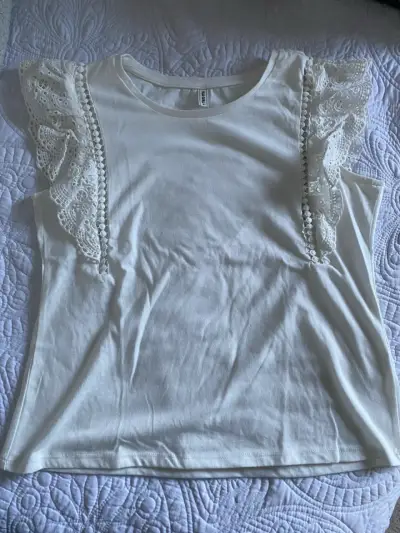 Polera blanca con encaje para mujer - miniatura 1