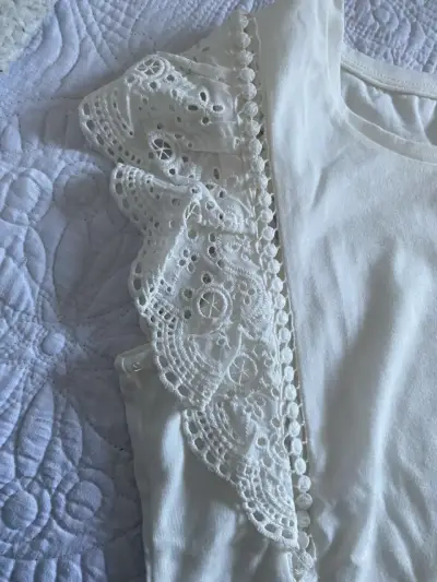 Polera blanca con encaje para mujer - miniatura 3