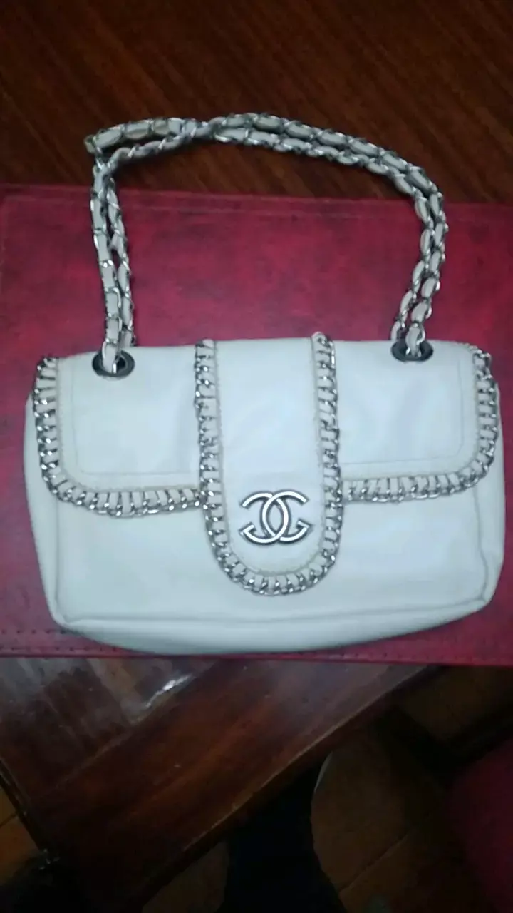 Bolso de cuero blanco con cadena metálica