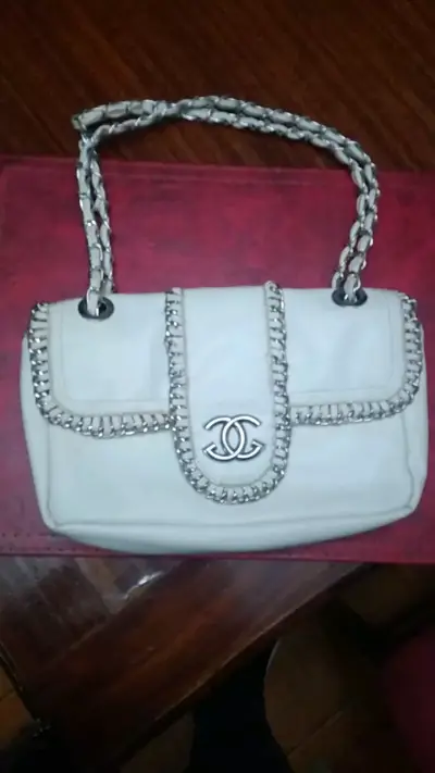 Bolso de cuero blanco con cadena metálica - miniatura 1