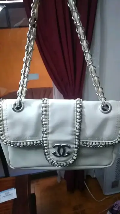 Bolso de cuero blanco con cadena metálica - miniatura 2