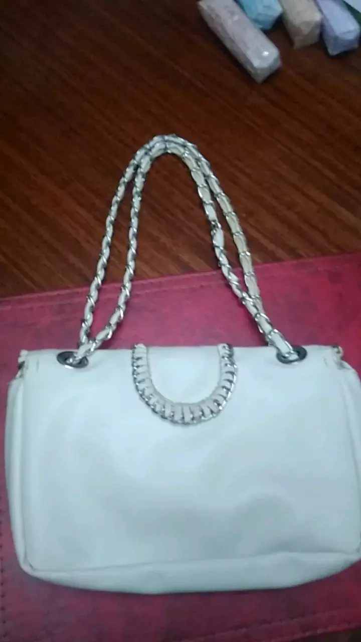 Bolso de cuero blanco con cadena metálica - 3