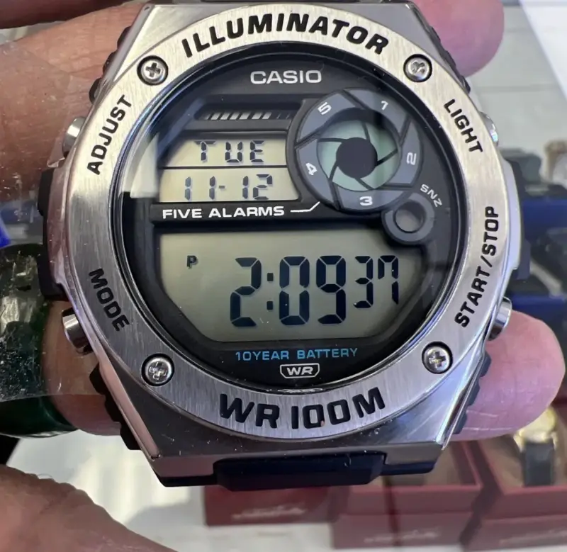 Reloj digital Casio MWD-100H con iluminación - 2