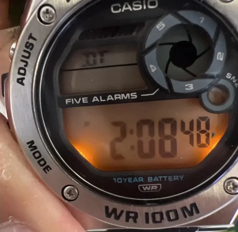 Reloj digital Casio MWD-100H con iluminación - 3