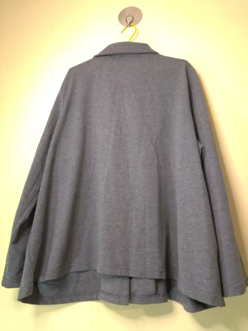 Abrigo gris para mujer con bolsillos - 2