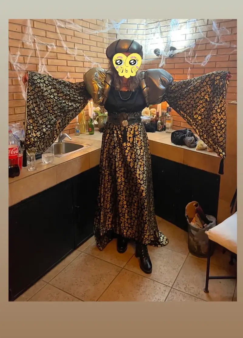 Disfraz de Halloween con mangas anchas y detalles dorados