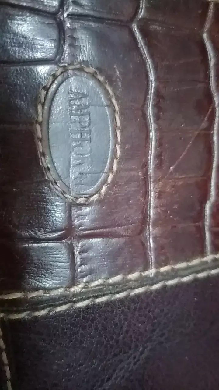 Billetera de cuero marrón con diseño elegante