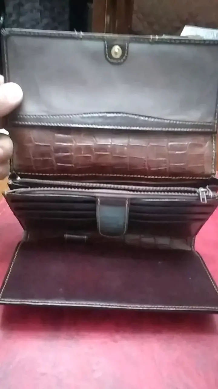 Billetera de cuero marrón con diseño elegante - 2