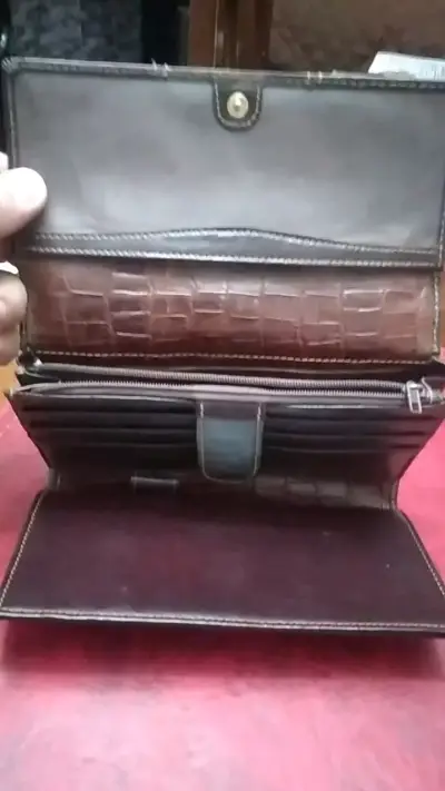 Billetera de cuero marrón con diseño elegante - miniatura 2