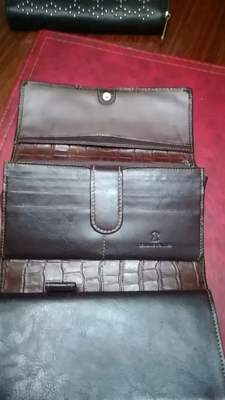 Billetera de cuero marrón con diseño elegante - 3