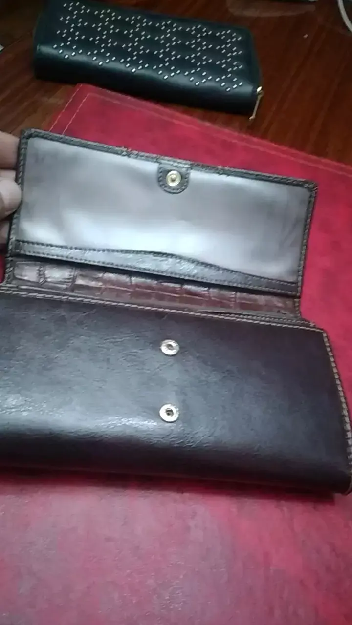Billetera de cuero marrón con diseño elegante - 4