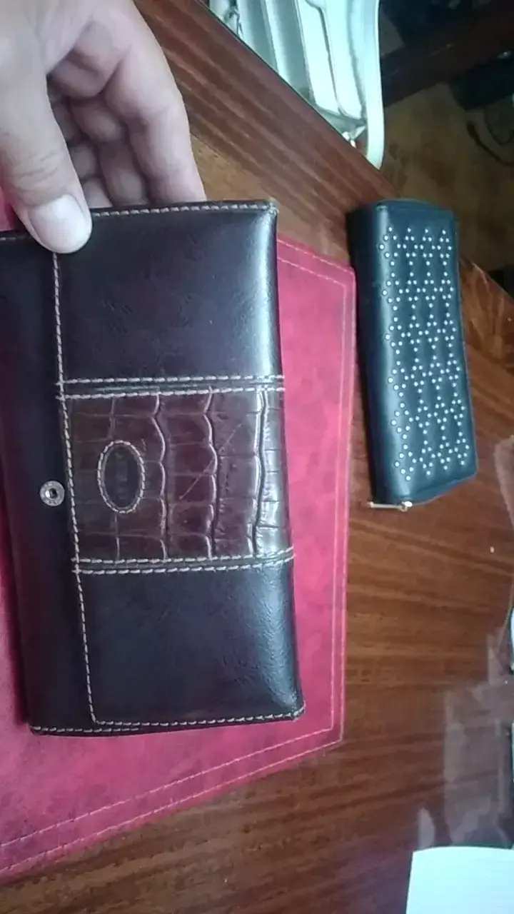 Billetera de cuero marrón con diseño elegante - 5