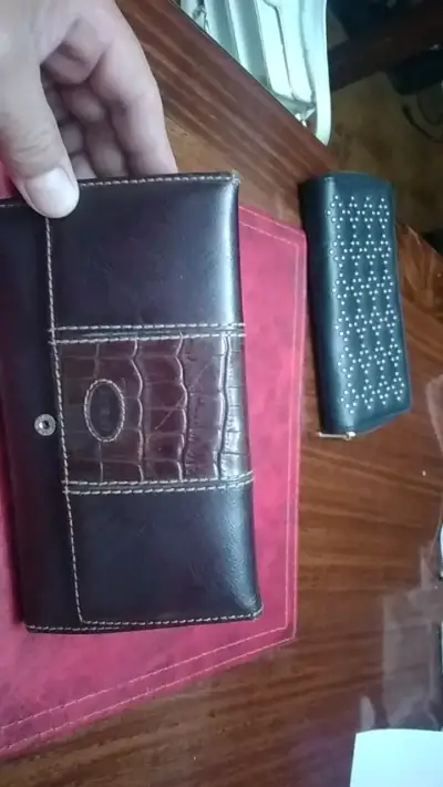 Billetera de cuero marrón con diseño elegante - miniatura 5