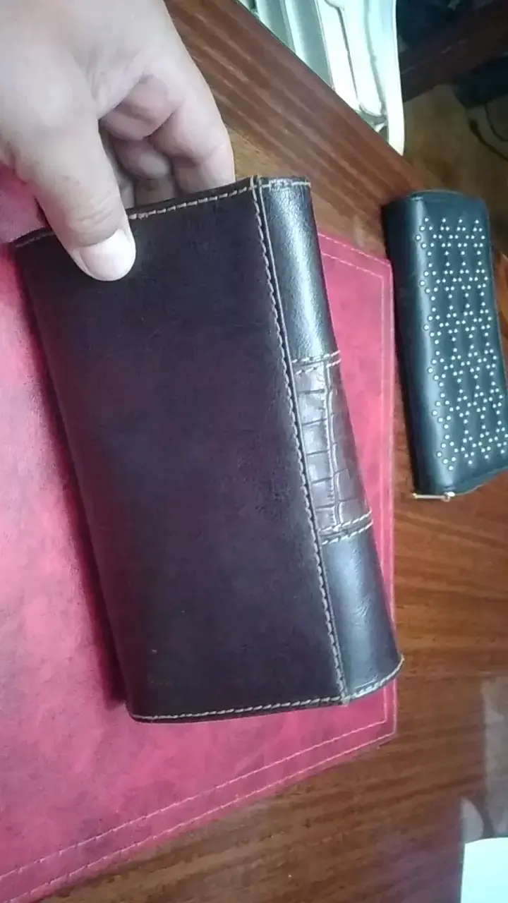 Billetera de cuero marrón con diseño elegante - 6