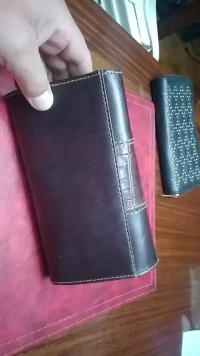 Billetera de cuero marrón con diseño elegante - miniatura 6
