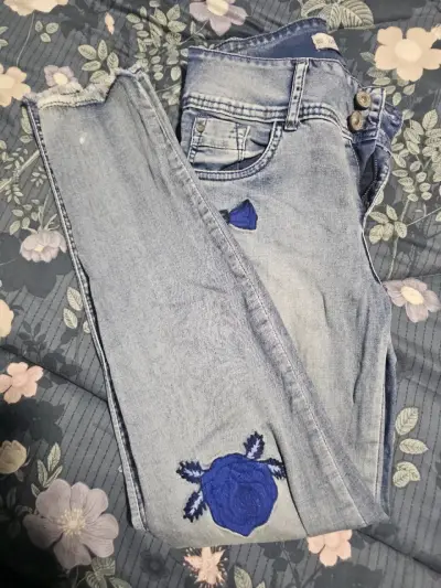 Jeans Wados con diseño floral bordado - miniatura 2