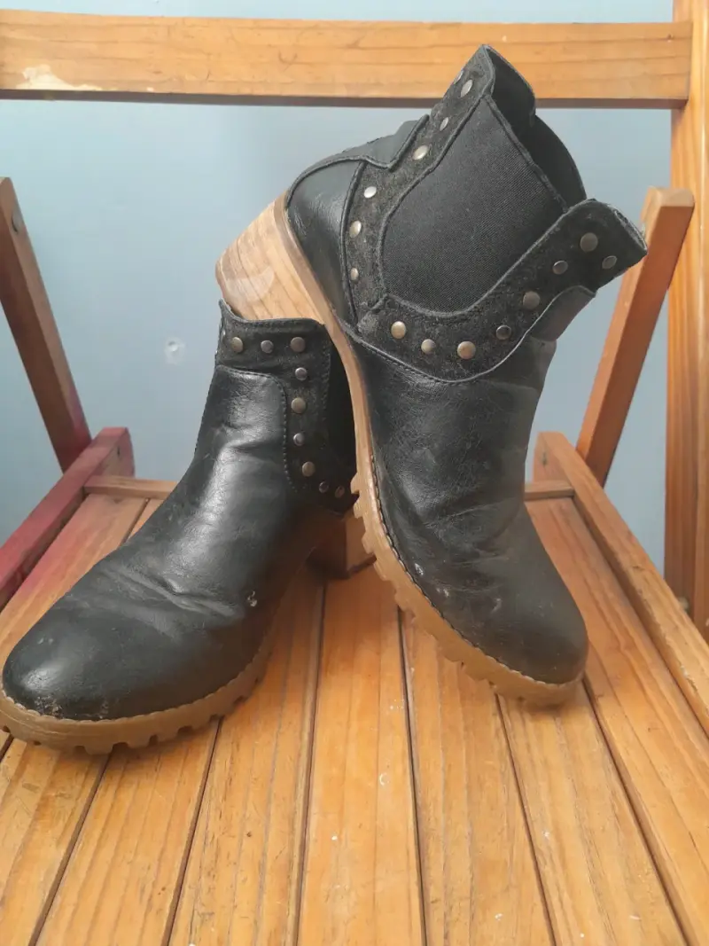 Botines de cuero negro con tachas - 1