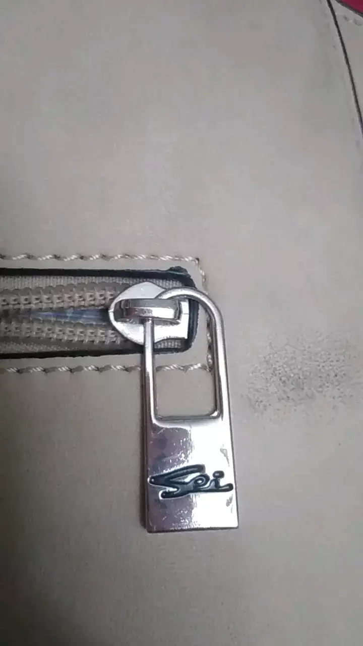 Cartera beige con diseño geométrico Sei